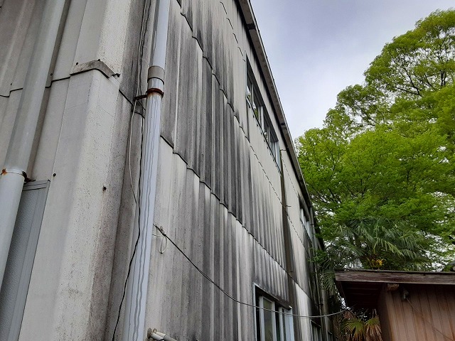 雨垂れが残るアスベスト含有の外壁